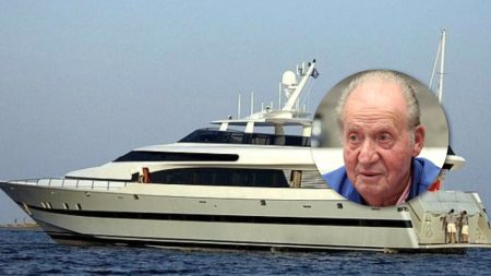 What is King Juan Carlos' yacht like?