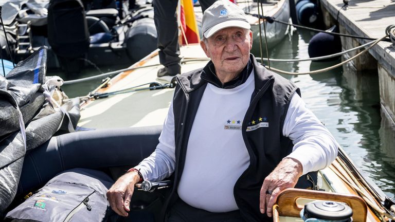 The PHOTOS that prove that the Infanta Elena is the favourite daughter of King Juan Carlos, are both competing in the World Sailing Championship in England King Juan Carlos in England