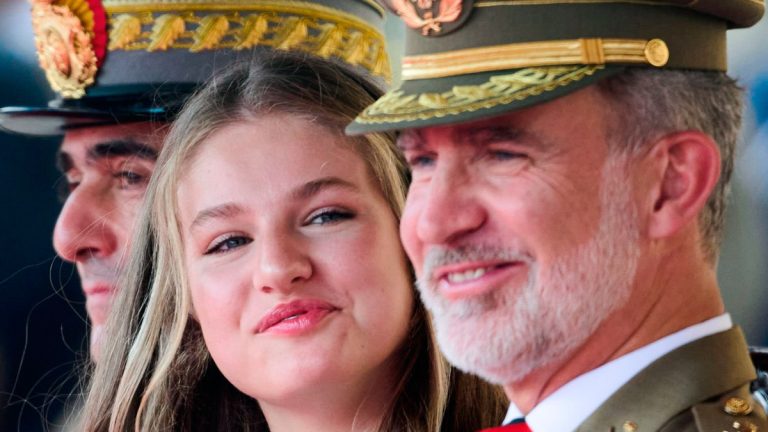 King Felipe dines in Zaragoza before paying a surprise visit to his daughter Leonor King Felipe visits Princess Leonor at the Military Academy