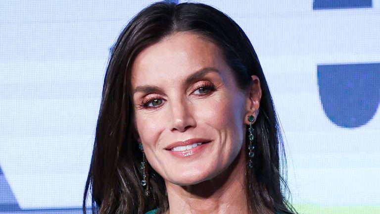 PHOTO: Queen Letizia shows her underwear by mistake Queen Letizia's underwear
