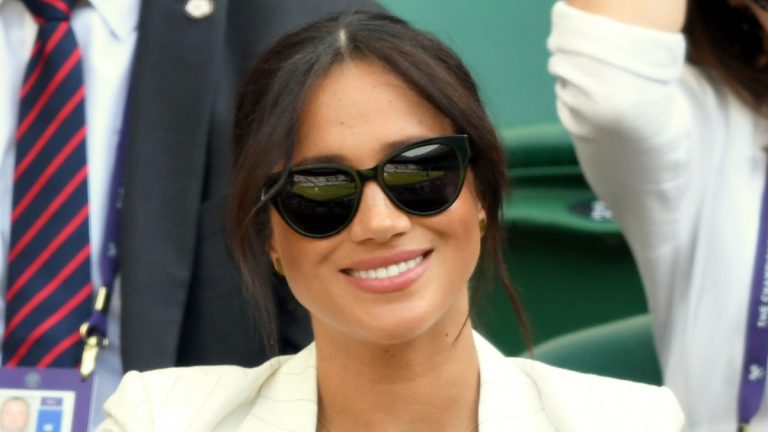 Does Meghan Markle smoke? Rumors sparked by a clip and a picture Does Meghan Markle smoke?