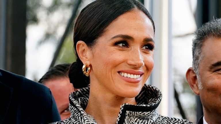 Meghan Markle wears eye-catching tweed coat and iconic jewelry to charity event Meghan Markle's oversize tweed coat