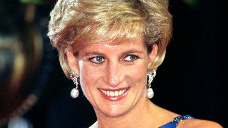 These are the three dresses of Princess Diana that were auctioned for more than $1.5 million Princess Diana's dresses auctions