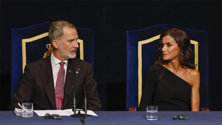 The truth behind the first photo of Felipe and Letizia together: The King and Queen recreate the iconic picture 20 years later first photo of King Felipe and Letizia