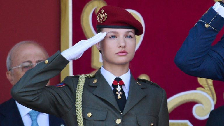 Princess Leonor reappears on Columbus Day wearing the dress uniform of the Spanish Army Princess Leonor at the Columbus Day Parade
