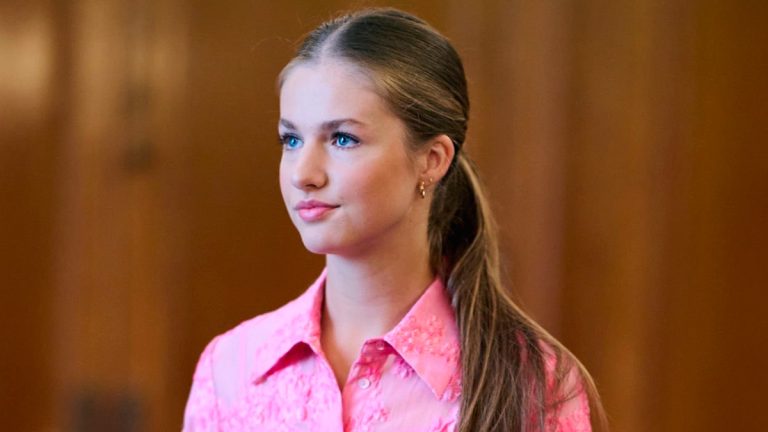 Princess Leonor surprises in pink dress with semi-transparencies at the Princess of Asturias Awards pre-audiences Princess Leonor's pink shirt dress