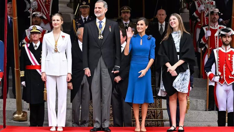 The most curious photos of Princess Leonor’s big day: oath to the Constitution, imposition of necklaces and lunch at the Royal Palace Princess Leonor's oath of allegiance to the constitution