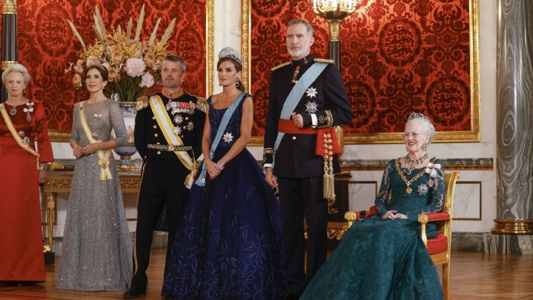 King Felipe’s awkward moment with Princess Mary of Denmark Princess Mary of Denmark's curtsy to King Felipe