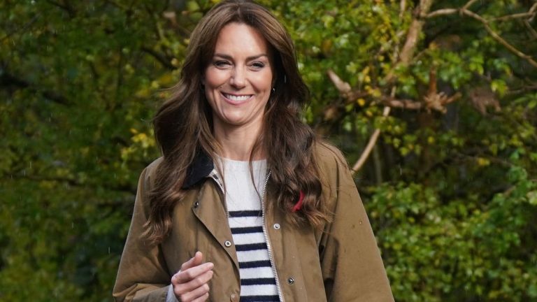 Kate Middleton reappears wearing new leather chelsea boots, how much do they cost? Kate Middleton's Chelsea Boots