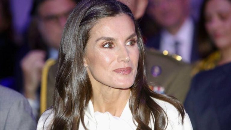 VIDEO: Queen Letizia is caught in the middle of a public event doing a little touch-up on her make-up. Queen Letizia applying her make-up