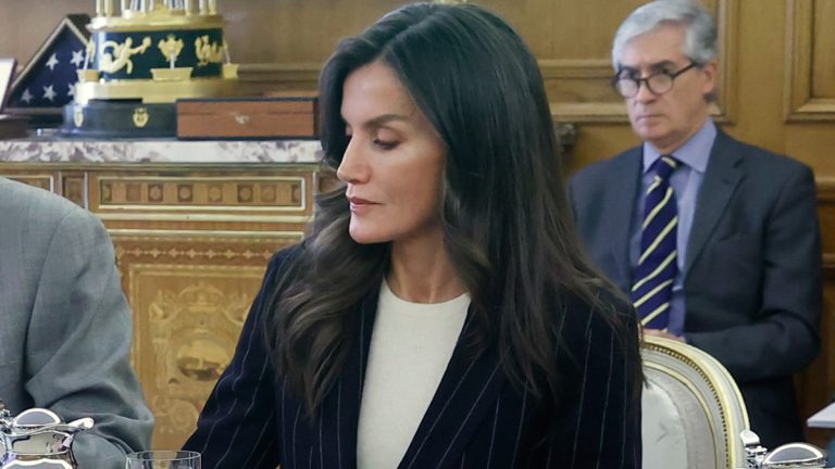 Queen Letizia returns to her “working girl” style Queen Letizia with a diplomatic blazer