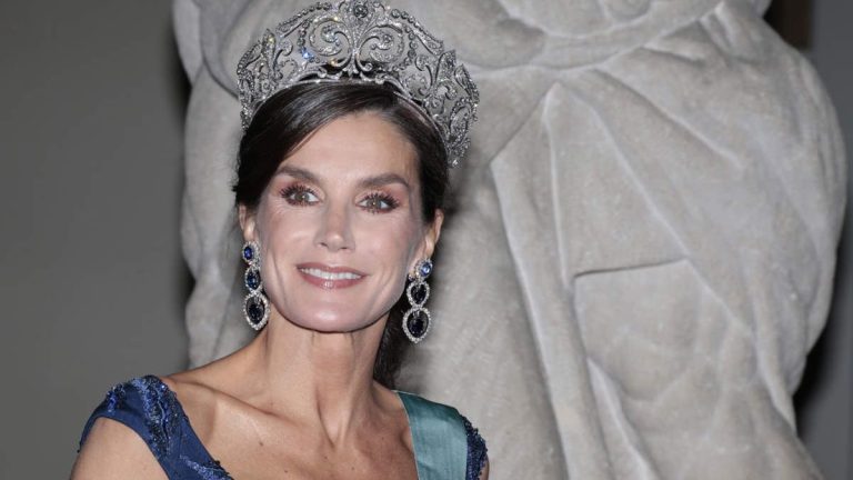 What is the history behind the fleur-de-lis tiara worn by Queen Letizia on her visit to Denmark, and why is it forbidden for Princess Leonor to wear it? Queen Letizia's Fleur de Lis tiara