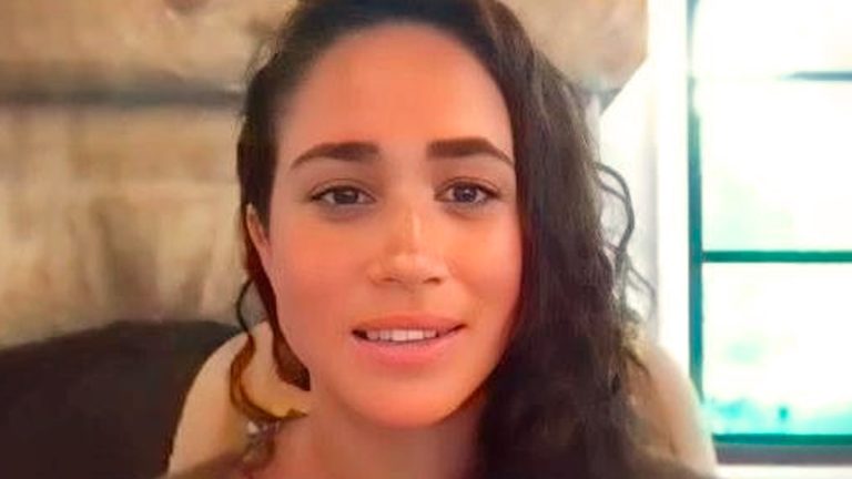 Meghan Markle surprised by showing up with curly hair, no makeup, and thicker eyebrows Meghan Markle with curly hair and without makeup.