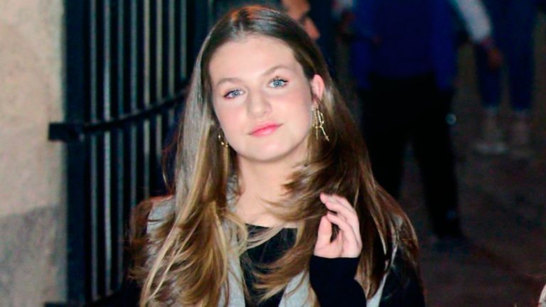 Princess Leonor photographed on a night out with friends: All the details of her outfit Princess Leonor Night Out in Zaragoza