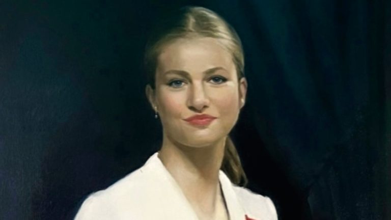 PHOTO: Spanish Royal House rejects giant painting of Princess Leonor by young artist Princess Leonor Portrait