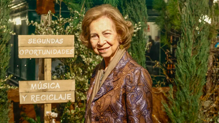 Queen Emeritus Sofia’s fall style perfect for her 85 years Queen Sofia's style at the Music of Recycling concert