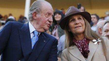 Gesture between Infanta Elena and King Juan Carlos
