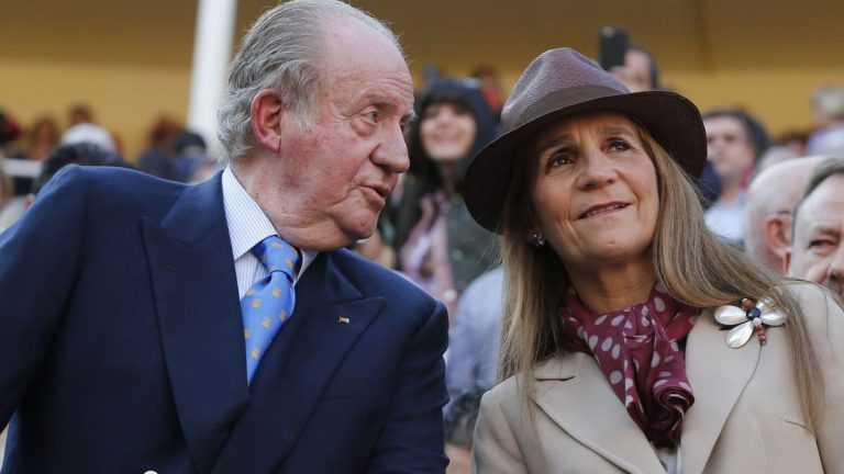 The curious gesture that went viral on social media between Infanta Elena and former King Juan Carlos Gesture between Infanta Elena and King Juan Carlos