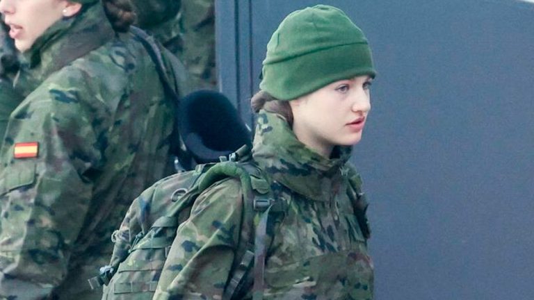 PHOTOS: Cadet Borbón continues her military training in the snow before her Christmas vacation Princess Leonor's military training in the snow