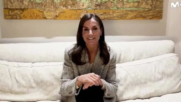 Queen Letizia surprises with her return to television as a presenter: What outfit did she wear? Queen Letizia's woolen jacket » The Royal House of Borbon