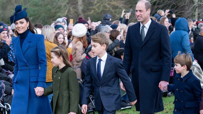 George, Charlotte and Louis, the stars of Christmas in the Royal Family, with a new official photo: Does it have Photoshop flaws? New photo of George, Charlotte and Louis for Christmas