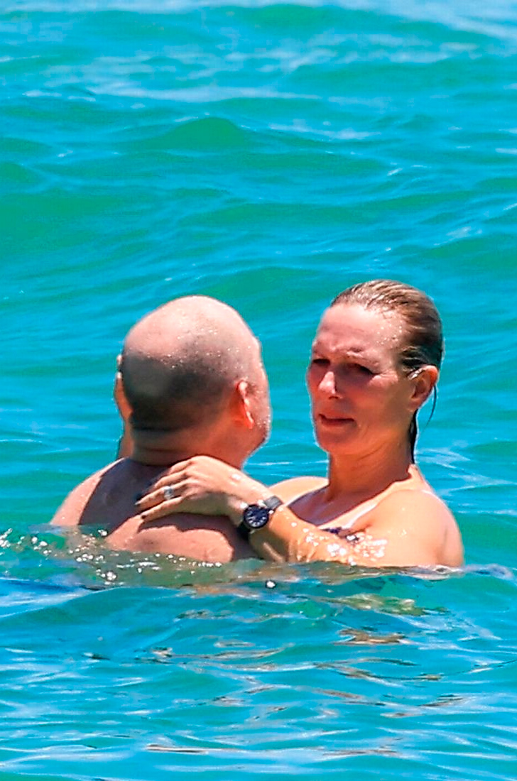 Mike Tindall and Zara Phillips enjoy Australia's beaches