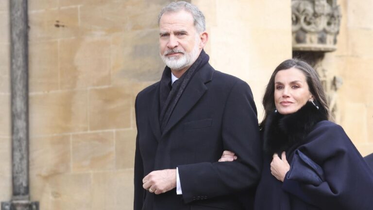 King Felipe’s gesture to his father, King Emeritus Juan Carlos, during King Constantine’s memorial service, which has gone viral Felipe and Juan Carlos I at the service for Constantine of Greece