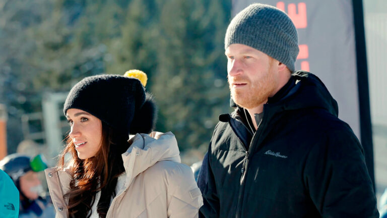 VIDEO: Prince Harry and Meghan share sweet PDA moment during Canada trip Prince Harry and Meghan Markle's PDA in Whistler