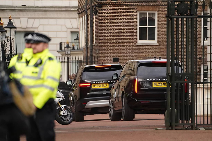 Two black SUVs, in which Prince Harry was traveling, arrive at Clarence House
