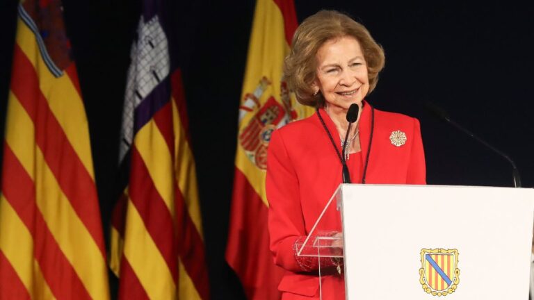 Spain’s Queen Emeritus Sofia draws inspiration from Queen Letizia for a very special day in her life Queen Sofia's red suit in the Balearic Islands