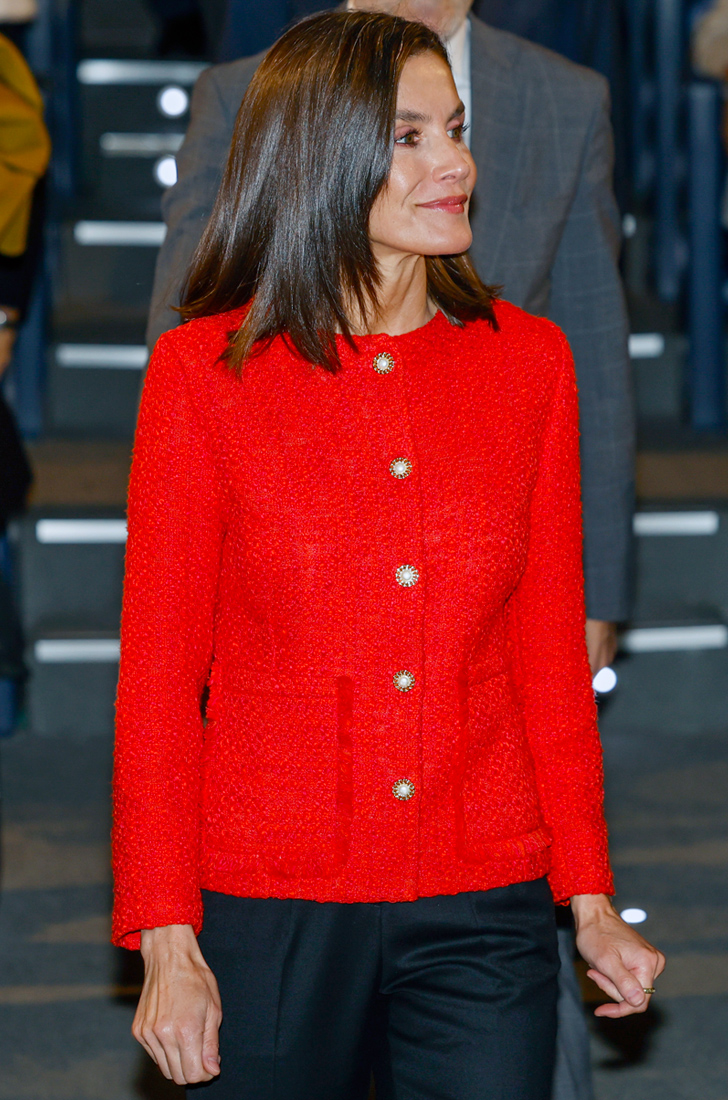 Queen Letizia wears the red jacket made by APRAMP.