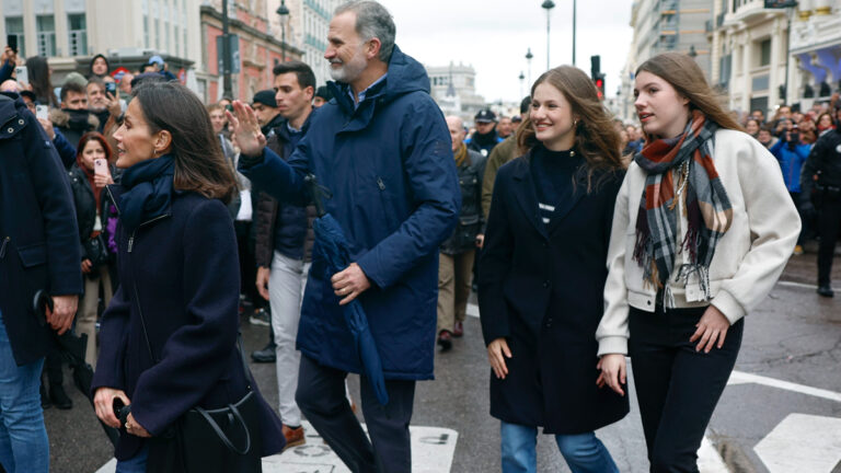 PHOTOS: The Spanish royal family surprised to attend an Easter procession in the streets of Madrid Spanish royal family in the Easter procession