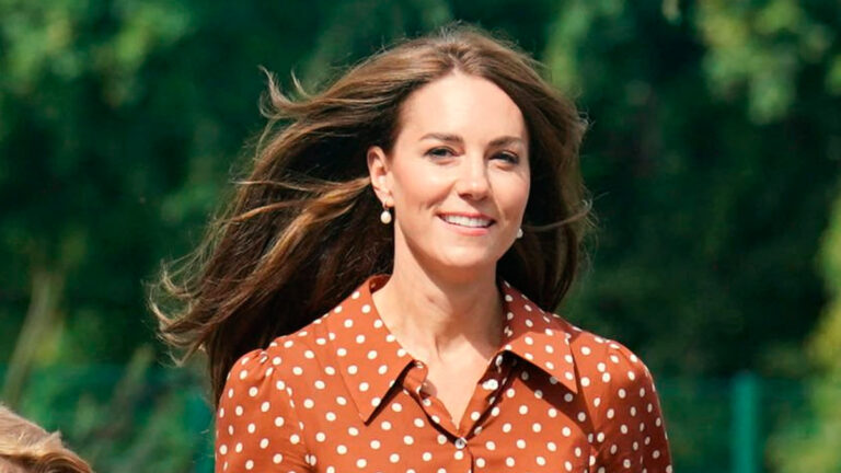 Kate Middleton spotted shopping happily with Prince William amidst health speculations Kate Middleton spotted at the Windsor Farm store