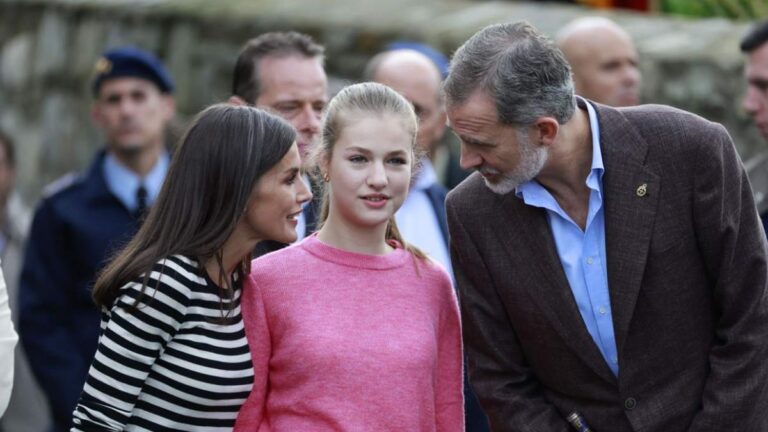PHOTO: King Felipe and Queen Letizia surprise Princess Leonor and enjoy a family trip without Princess Sofia Felipe and Letizia with Leonor in Zaragoza