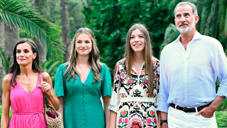 King Felipe and Queen Letizia, a few days away from the reunion with their daughters Leonor and Sofia Princess Leonor and Infanta Sofia at Easter 2024