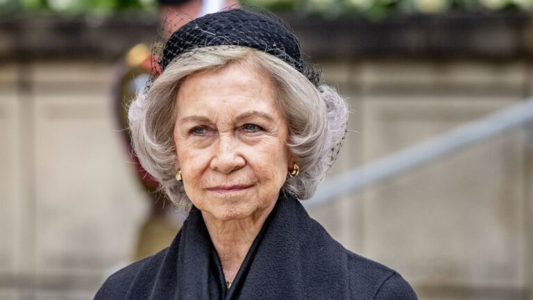 How is the health of Queen Emeritus Sofia of Spain? Her daughter is visiting her in the hospital and her concern is obvious Queen Sofia of Spain