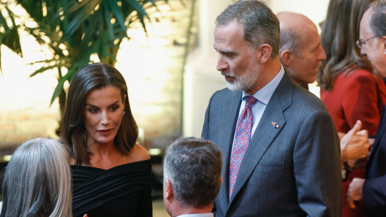 King Felipe and Queen Letizia arrive in the Netherlands and meet with the Spanish community in the country King and Queen of Spain visit the Netherlands