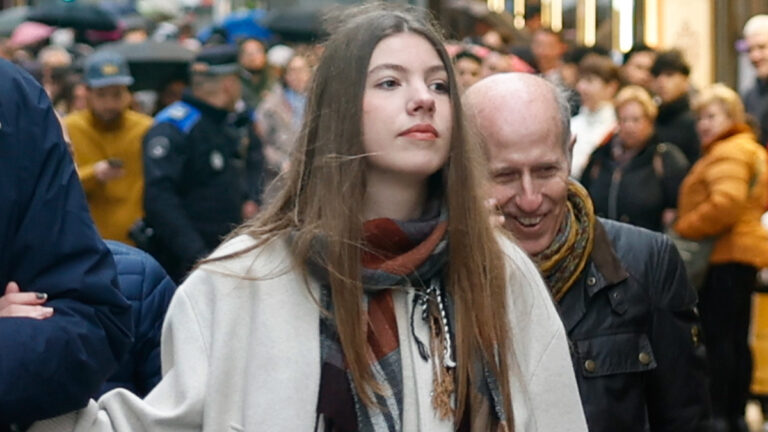 The Infanta Sofia true to her youthful style at Easter with an eco-friendly and low-cost jacket infanta sofia's style in the easter procession