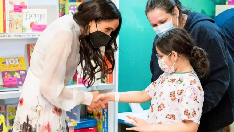 PHOTO: The embarrassing dress mistake that left Meghan Markle exposed to the world Meghan Markle's Oscar de la Renta dress » Dukes of Sussex