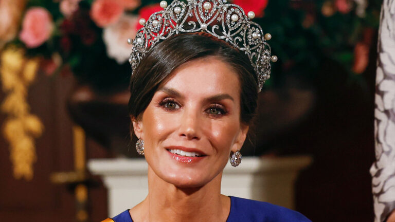 The close bond between Queen Letizia and King Felipe is revealed through their body language Queen Letizia's body language in the Netherlands