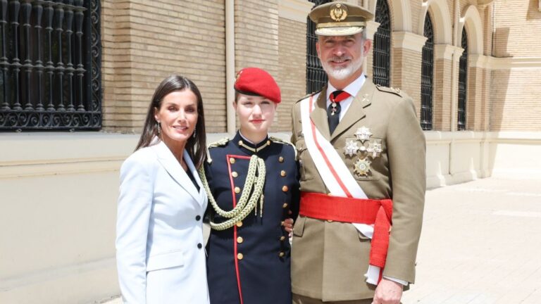 PHOTOS: Princess Leonor stands out in her uniform at an important military event Princess Leonor at King Felipe's Oath of Allegiance