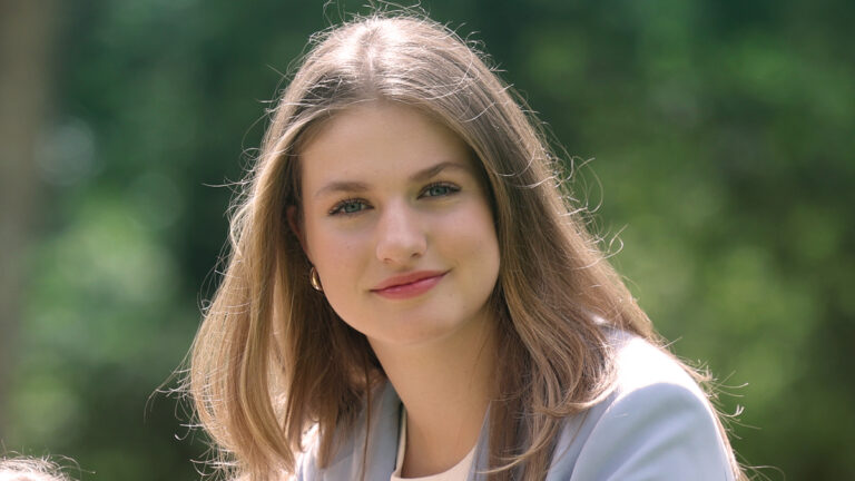 Princess Leonor’s Trendy Outfit for Family Anniversary Pics Princess Leonor's Casual Style