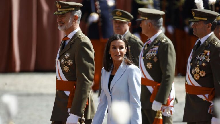 Queen Letizia is inspired by Leonor for the outfit she wore to a military event Queen Letizia's outfit at the oath of allegiance of Felipe VI