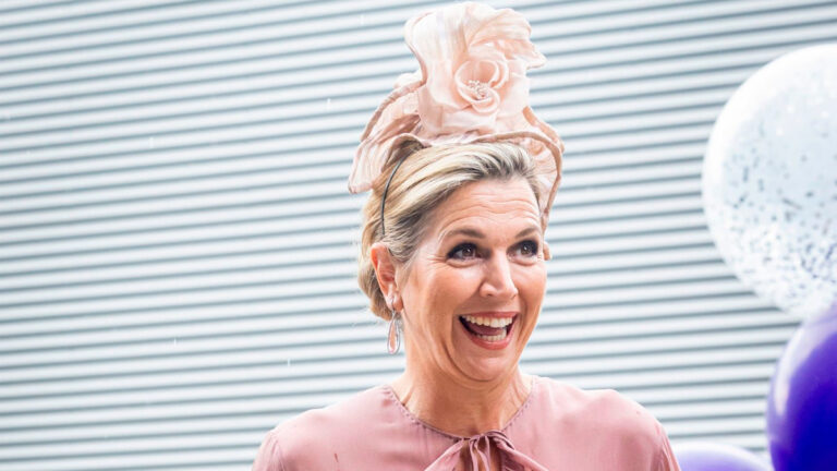 Queen Máxima: Big Headdress, Pink Dress, and Precious Earrings Queen Máxima Shines in Pink Dress