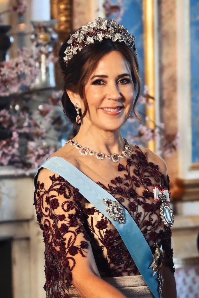 Queen Mary in a Mark Kenly Domino Tan Dress &raquo; Fashion