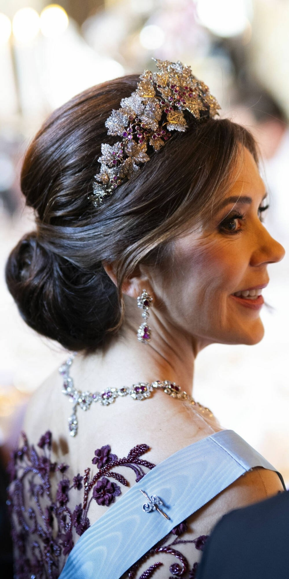 Queen Mary in a Mark Kenly Domino Tan Dress at Royal Palace Queen Mary in a Mark Kenly Domino Tan Dress » Fashion