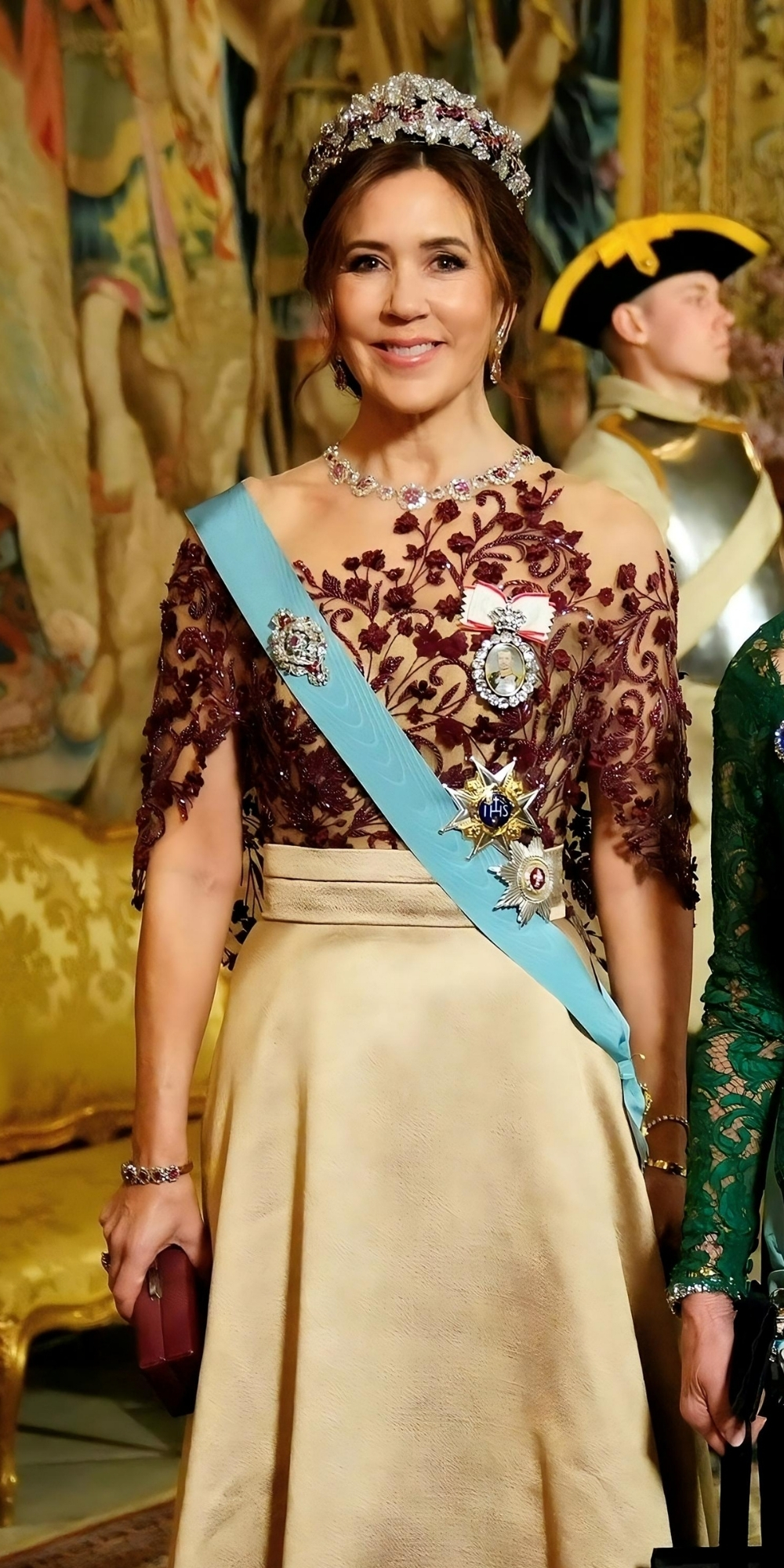 Queen Mary in a Mark Kenly Domino Tan Dress at Royal Palace Queen Mary in a Mark Kenly Domino Tan Dress » Fashion