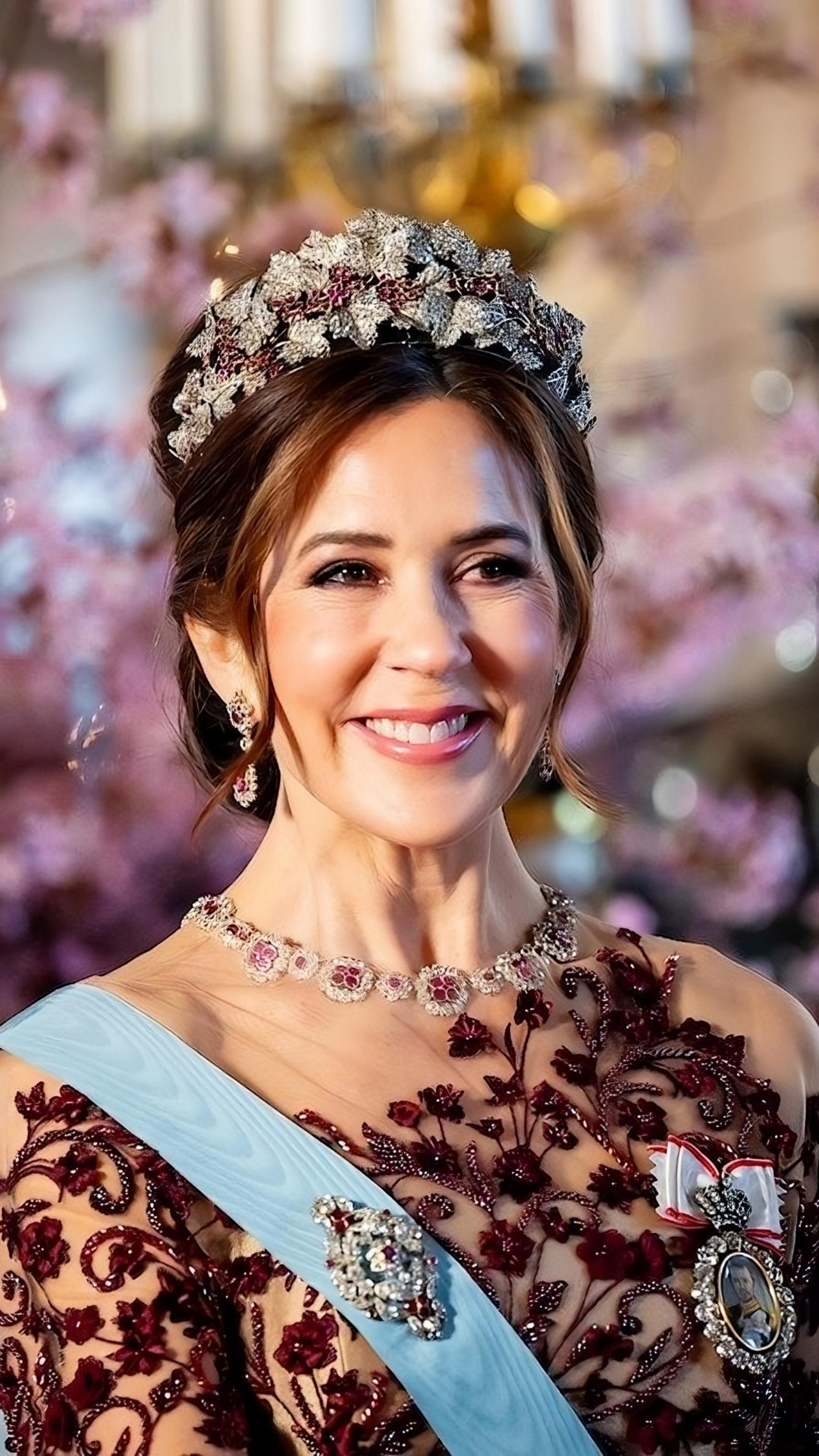 Queen Mary in a Mark Kenly Domino Tan Dress at Royal Palace Queen Mary in a Mark Kenly Domino Tan Dress » Fashion