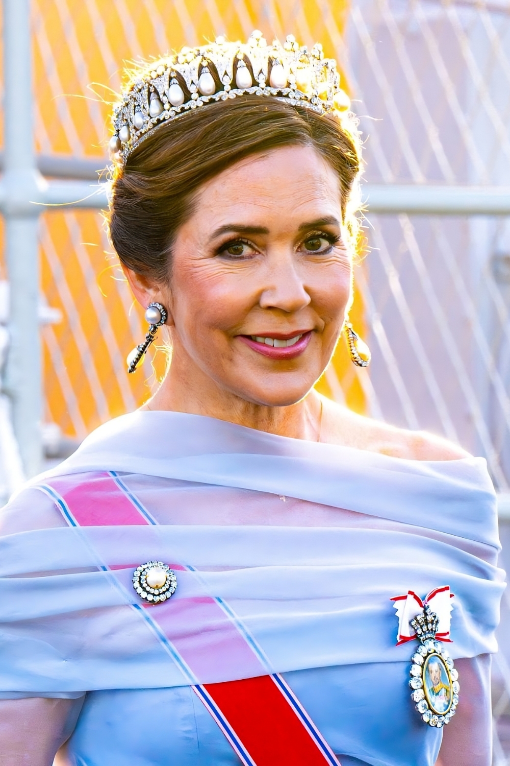 Queen Mary in a Royal White and Pink Ensemble in Oslo » Fashion