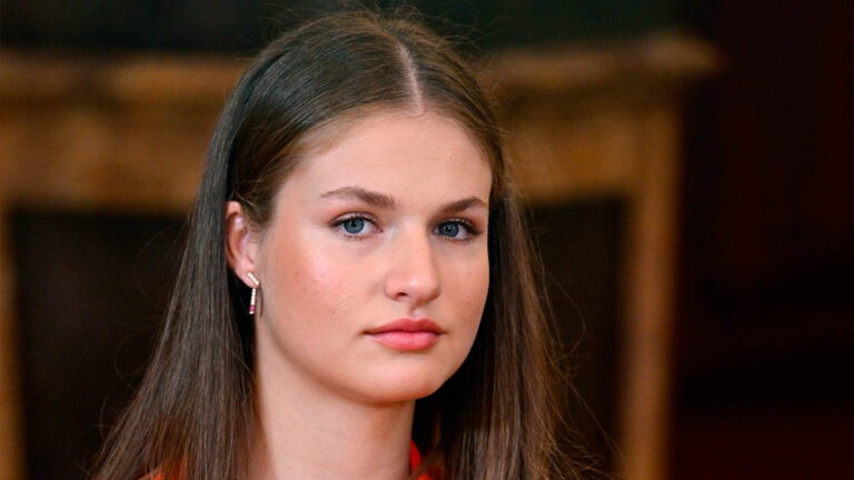 Princess Leonor’s Stunning Red Suit Steals the Spotlight at the 10th Anniversary of King Felipe VI’s Proclamation Princess Leonor in Red Suit